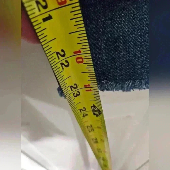 Good American Jeans - Picture 3 of 5